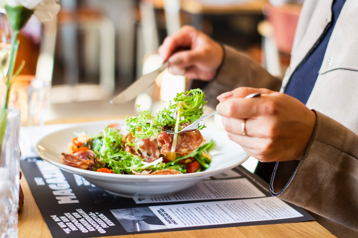 Salad sayuran hijau dengan protein
